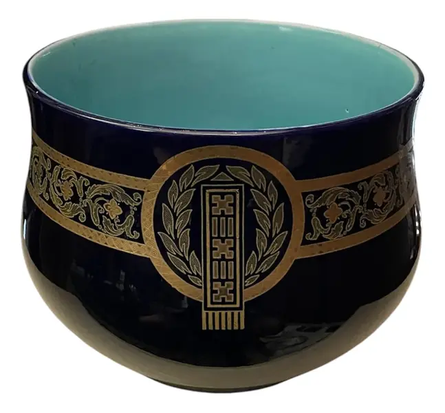 Foto de um(a) Antigo Vaso Cachepô Jarro Porcelana Francesa Sarreguemines, da categoria de Cachepot. Antigo vaso cachepô artístico em porcelana francesa Sarreguemines cor azul cobalto, a favorita do rei Louis XV. Decoração de... Vendido no marketplace Trésors.
