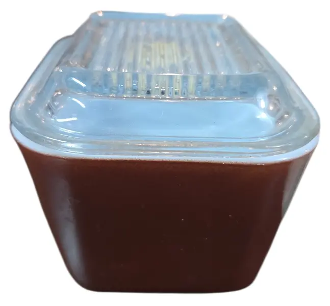 Foto de um(a) Mantegueira Pyrex USA Marrom com Tampa de Vidro, da categoria de Garrafas, potes e jarros. Pote utilitário vintage original da marca Pyrex, fabricado nos Estados Unidos. Este modelo faz parte da icônica coleção... Mostrado de uma perspectiva diferente. Vendido no marketplace Trésors.