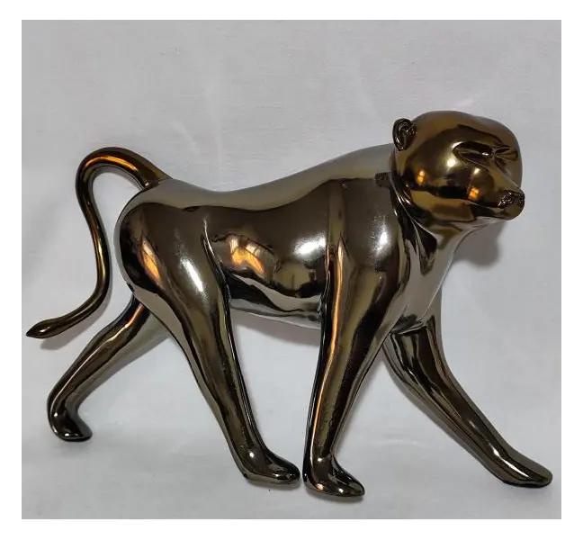 Foto de um(a) Grande escultura decorativo de babuíno, da categoria de Escultura. Grande escultura decorativo de babuíno em material rígido em tons dourado e fumê. Medidas 21 cm alt. X 27 cm compr. Mostrado de uma perspectiva diferente. Vendido no marketplace Trésors.