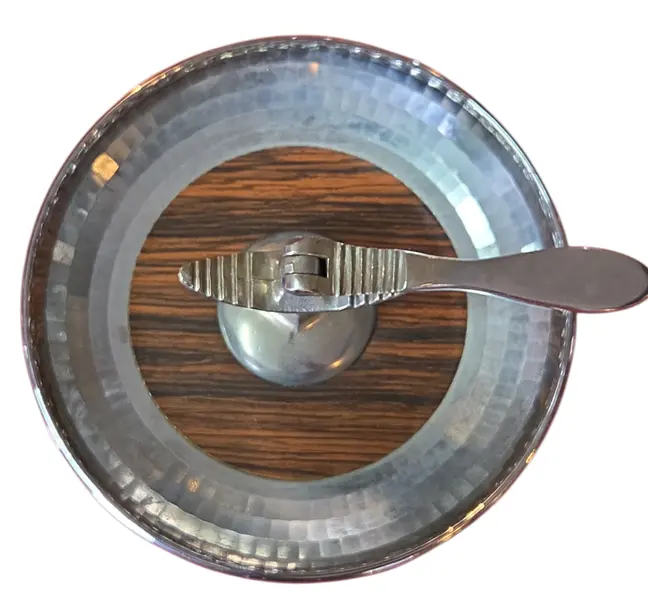 Foto de um(a) Quebra-Nozes Vintage com Base de Servir – Alumínio Polido, Madeira e Prato Martelado, da categoria de Outros utensílios para servir. Elegância para a Sua Mesa Este quebra-nozes não é apenas uma ferramenta, mas uma peça de decoração que evoca o charme das... Mostrado de uma perspectiva diferente. Vendido no marketplace Trésors.