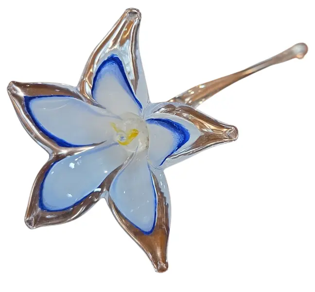 Foto de um(a) Flor Decorativa em Cristal Murano - Branco e Azul, da categoria de Outros colecionáveis. Elegante flor decorativa artesanal, modelada à mão em cristal Murano. Esta peça une o charme do design orgânico com a... Vendido no marketplace Trésors.