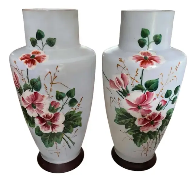 Foto de um(a) Antigo Raro Par De Vasos Em Opalina Francesa Art Nouveau, da categoria de Vasos. Antigo e raro par de vasos artísticos em opalina francesa, cor azul bebê, decoração floral pintada à mão. Peças imponentes e... Vendido no marketplace Trésors.
