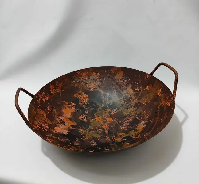 Foto de um(a) Wok Chinesa em Ferro, Década de 1990, da categoria de Panelas. Wok chinesa em ferro com pátina aço corten, década de 1990.Medidas: A 6,7 cm Diâmetro: 35 cm Peça única, apenas para fins... Mostrado de uma perspectiva diferente. Vendido no marketplace Trésors.