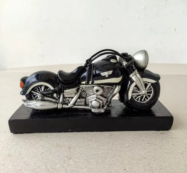 Foto de um(a) Moto Escultura 90'S, da categoria de Modelos e estatuetas. Moto escultura em resina e base em madeira ebanizada, década de 1990. Montagem: designer marcelus ribas A: 10,5 cm / L: 19,5... Mostrado de uma perspectiva diferente. Vendido no marketplace Trésors.