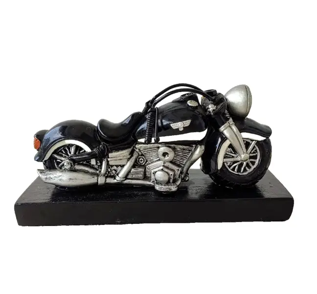 Foto de um(a) Moto Escultura 90'S, da categoria de Modelos e estatuetas. Moto escultura em resina e base em madeira ebanizada, década de 1990. Montagem: designer marcelus ribas A: 10,5 cm / L: 19,5... Vendido no marketplace Trésors.