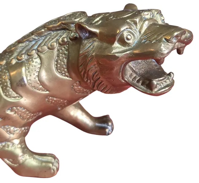 Foto de um(a) Escultura de Tigre em Bronze Maciço - Estilo Oriental, da categoria de Escultura. Esta é uma peça imponente e rica em detalhes, ideal para colecionadores e amantes de decoração clássica. A escultura... Mostrado de uma perspectiva diferente. Vendido no marketplace Trésors.