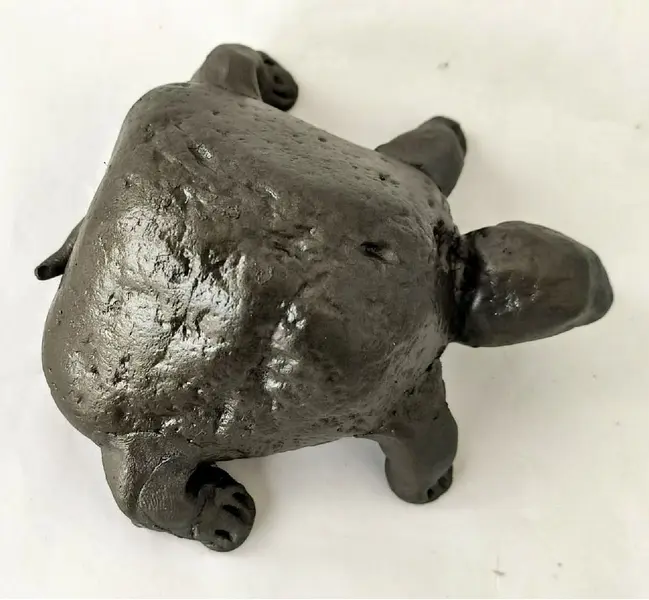 Foto de um(a) Peso de Papel Turtle 90'S, da categoria de Pesos de papel. Tartaruga em pedra com pátina grafite, década de 1990 peça única pelo designer marcelus ribas L: 9,5 cm / A: 5 cm / P: 9 cm... Mostrado de uma perspectiva diferente. Vendido no marketplace Trésors.