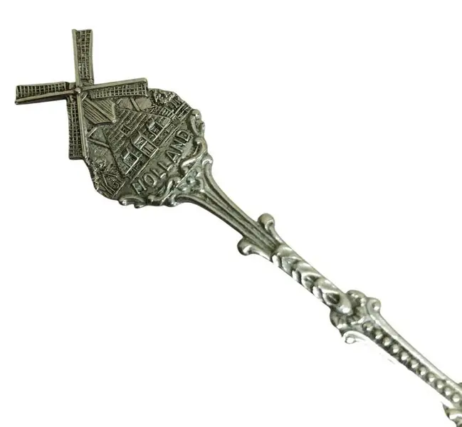 Foto de um(a) Par de colherinhas DEMET, da categoria de Colheres. Par de colherinhas em metal prateado trazidas de lembrança da Holanda. Apresenta cabos com trabalhos típico representando... Mostrado de uma perspectiva diferente. Vendido no marketplace Trésors.