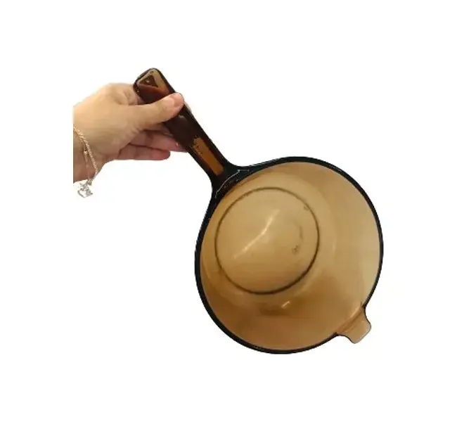 Foto de um(a) Panela vision corning U.S.A 2,5 Litros, da categoria de Panelas. Panela Vision Corning U.S.A 2,5 litros com cabo, medindo 10cm altura x 21cm diâmetro. Possui marcas de uso no fundo e riscos... Mostrado de uma perspectiva diferente. Vendido no marketplace Trésors.