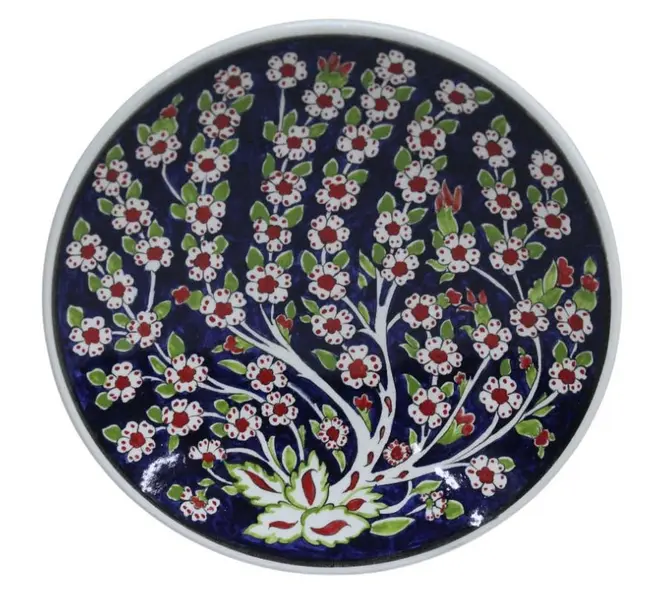 Foto de um(a) Prato ornamental floral, da categoria de Pratos Decorativos. Prato ornamental em cerâmica, com decoração floral em policromia e fundo em azul cobalto. Prato trazido de PORTUGAL conforme... Vendido no marketplace Trésors.