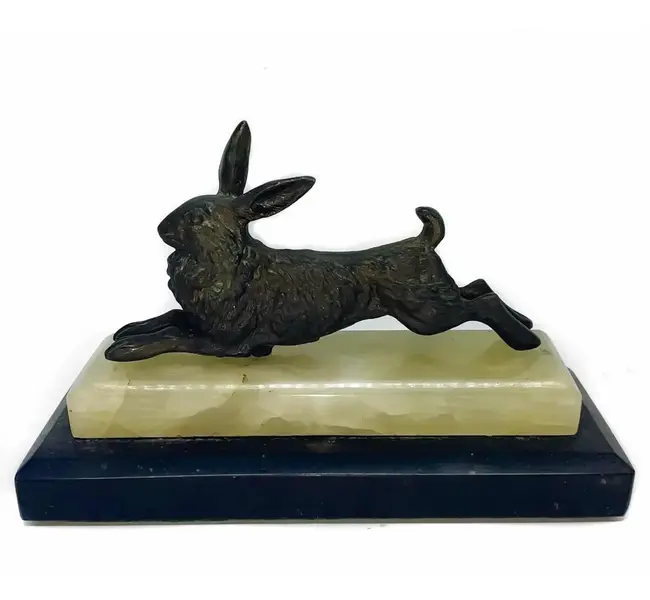 Foto de um(a) Antiga Escultura De Coelho Art Deco Pétit Bronze Francês, da categoria de Escultura. Antiga e linda escultura artística representando coelho em pétit bronze francês, base dupla em alabastro e mármore italiano.... Vendido no marketplace Trésors.