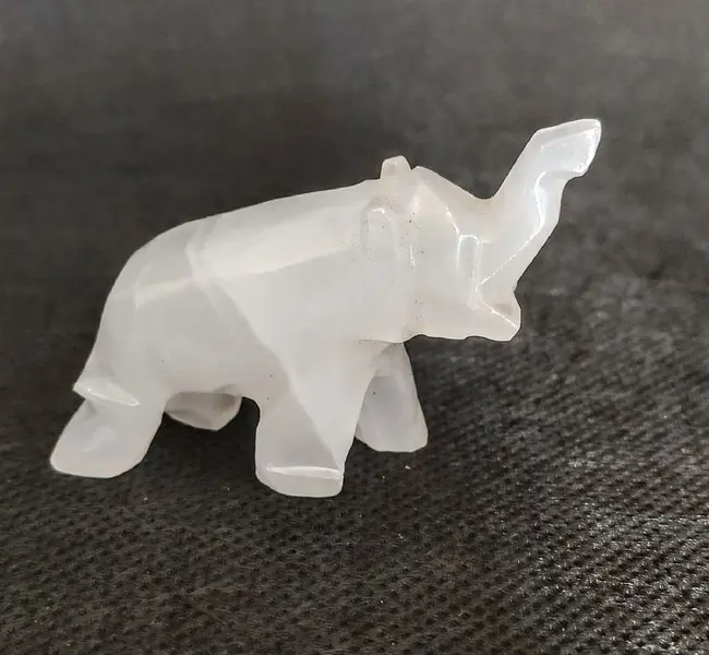 Foto de um(a) Elefantes Cristal de Rocha Anos 80, da categoria de Modelos e estatuetas. Três elefantes em diferentes tamanhos esculpidos em cristal de rocha, década de 1980. Alturas: 4 cm, 3,5 cm, 2,6 cm... Mostrado de uma perspectiva diferente. Vendido no marketplace Trésors.