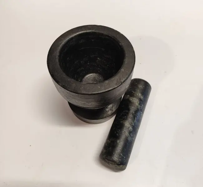 Foto de um(a) Pilão de Mesa em Pedra Sabão, da categoria de Outros utensílios. Pilão de mesa com socador em pedra sabão protegido com óleo mineral, um aliado da culinária mineira. A: 11,5 cm Diâmetro... Mostrado de uma perspectiva diferente. Vendido no marketplace Trésors.