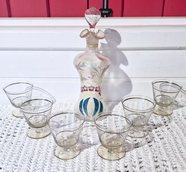Foto de um(a) Encantadora Licoreira ao estilo veneziano, peça rara, da categoria de Garrafas, potes e jarros. Lindo conjunto de Licoreira em vidro soprado, no estilo veneziano, pintada à mão, tampa em forma de gota. Altura 25cm.... Mostrado de uma perspectiva diferente. Vendido no marketplace Trésors.