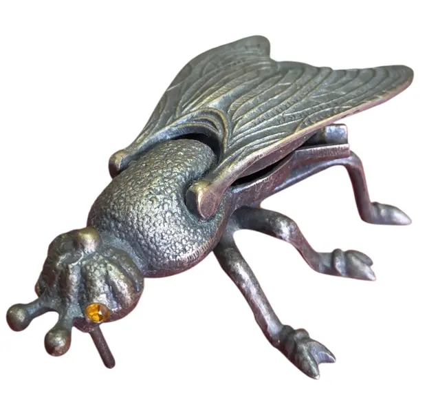 Foto de um(a) Cinzeiro de Mosca em Bronze, da categoria de Cinzeiros. Vendido no marketplace Trésors.