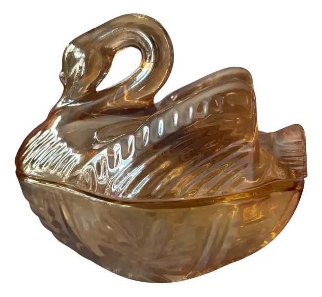Foto de um(a) Antiga Escultura Cisne Caixa Decorativa Manteigueira Vidro, da categoria de Cestos e Caixas. Antiga caixa, manteigueira, açucareiro, peça decorativa e versátil, no formato de cisne, confeccionada em vidro artístico... Vendido no marketplace Trésors.