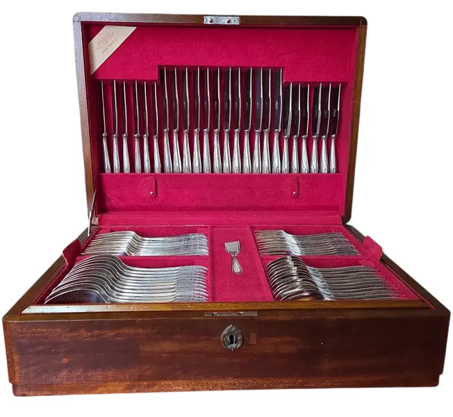 Foto de um(a) Faqueiro Radio Prateado - 104 Peças Completo com Estojo, da categoria de Faqueiros / Jogo de talheres. O clássico que nunca sai de moda na sua mesa. Para quem busca uma mesa posta com presença e história, este faqueiro Modelo... Mostrado de uma perspectiva diferente. Vendido no marketplace Trésors.