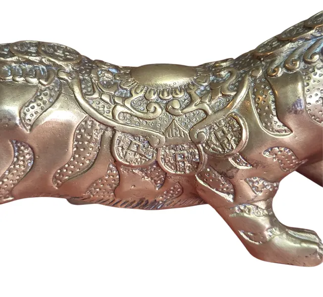 Foto de um(a) Escultura de Tigre em Bronze Maciço - Estilo Oriental, da categoria de Escultura. Esta é uma peça imponente e rica em detalhes, ideal para colecionadores e amantes de decoração clássica. A escultura... Mostrado de uma perspectiva diferente. Vendido no marketplace Trésors.