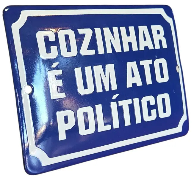 Foto de um(a) Antiga Placa de Metal Esmaltada, da categoria de Outros sinais. Traga charme, personalidade e uma pitada de contestação para o seu ambiente com esta belíssima placa decorativa esmaltada!. Mostrado de uma perspectiva diferente. Vendido no marketplace Trésors.
