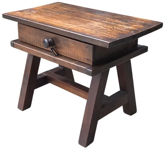 Foto de um(a) Mesa de Cabeceira em Madeira Maciça Antiga com Gaveta e Puxador de Madeira, da categoria de Cabeceiras. Excelente mesa de cabeceira confeccionada integralmente em madeira maciça de alta densidade e com estrutura robusta. Mostrado de uma perspectiva diferente. Vendido no marketplace Trésors.