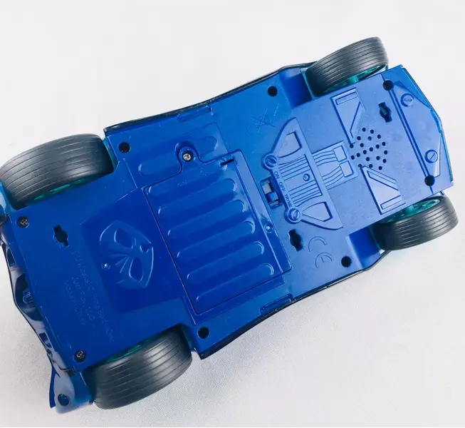 Foto de um(a) Carrinho Felinomóvel Pjmasks motorizado luz e som, da categoria de Carros e caminhões de brinquedo. Carrinho Felinomóvel Pjmasks Motorizado Luz E Som da FRO BOX. Mede 22cm de comprimento. Funcionando. Mostrado de uma perspectiva diferente. Vendido no marketplace Trésors.