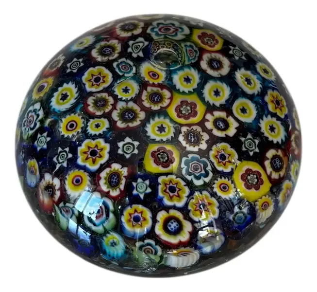 Foto de um(a) Antiga Esfera Peso De Papel Em Murano Italiano Millefiori, da categoria de Pesos de papel. ~ Millefiori ~ Murano italiano, significa “mil flores” Belíssimo peso de papel em Murano, ricamente feito à mão por mestres... Vendido no marketplace Trésors.