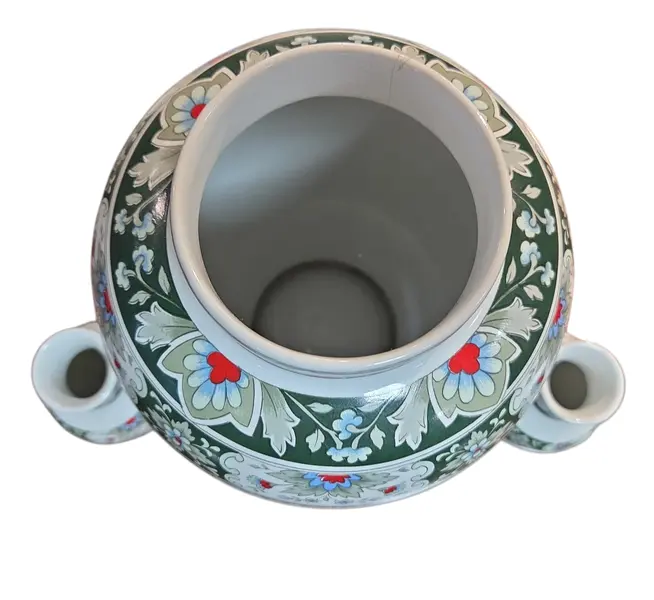 Foto de um(a) Conjunto de Vasos de Porcelana Schmidt Brasil - Estilo Oriental (3 Peças), da categoria de Vasos. Nota importante: O vaso principal possui um fio de cabelo (fissura leve) na borda superior, conforme detalhado nas fotos, o... Mostrado de uma perspectiva diferente. Vendido no marketplace Trésors.