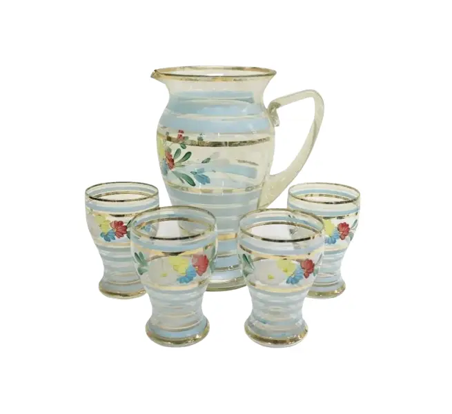 Foto de um(a) Conjunto jarra e 04 copos anos 50/60, da categoria de Jogos de taças e copos. Original conjunto de jarra e quatro copos anos 50/60, com decoração floral em policromia pintado à mão e filetes dourados.... Vendido no marketplace Trésors.