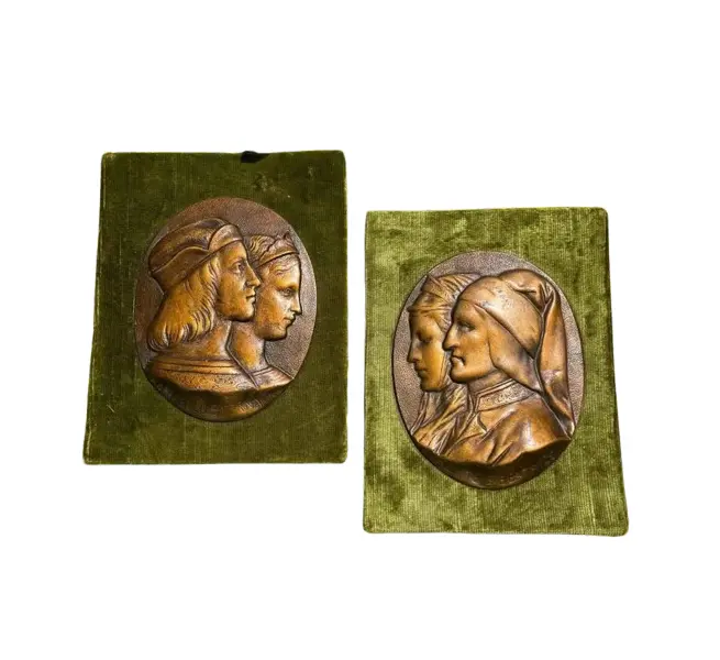 Foto de um(a) Antigo Par De Placas Quadros Bronze Italiano Dante Beatrice, da categoria de Objetos de parede esculturais. Antigo e decorativo par de placas/quadros artísticos em bronze, um deles com medalhão de Dante e Beatrice e o outro de... Vendido no marketplace Trésors.
