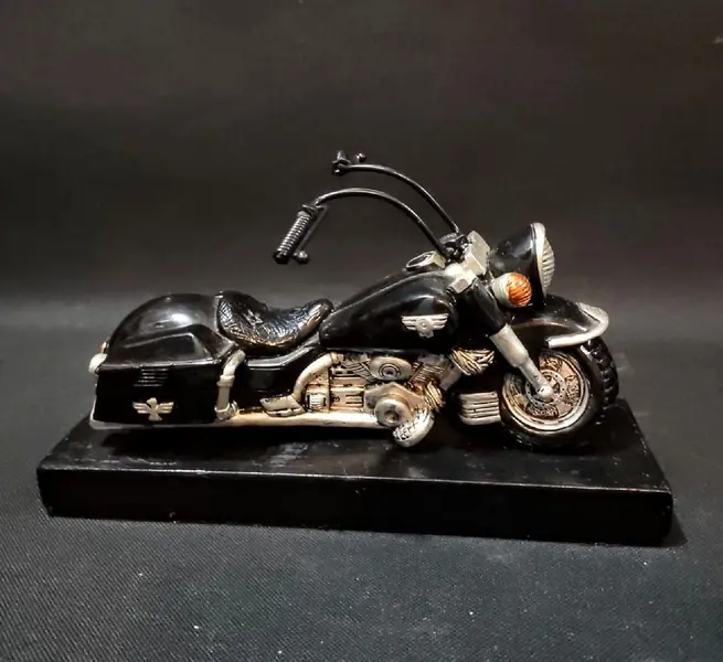 Foto de um(a) Moto Escultura 90'S, da categoria de Modelos e estatuetas. Escultua de motocicleta em resina com base em madeira ebanizada, década de 1990 A: 12 cm L: 19 cm P: 6 cm Base: 22 x 7 cm... Mostrado de uma perspectiva diferente. Vendido no marketplace Trésors.