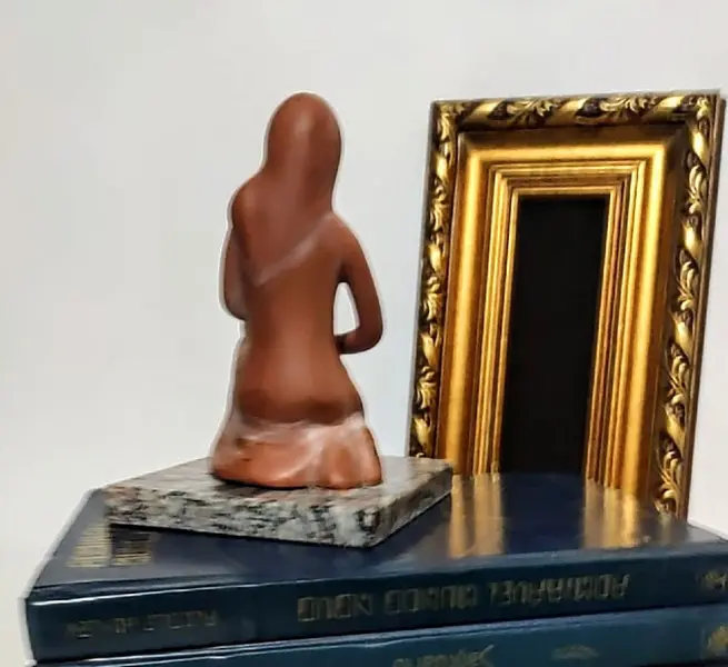 Foto de um(a) Escultura Women Cerâmica e Granito, da categoria de Escultura. Escultura em cerâmica com pátina terracota e com base de granito. A: 12,7 cm / L: 6 cm / P: 8 cm / peso: 567 g. Mostrado de uma perspectiva diferente. Vendido no marketplace Trésors.