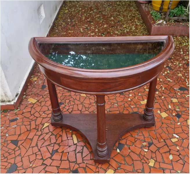 Foto de um(a) Antigo aparador vitrine de madeira em formato de meia-lua, da categoria de Aparadores e Buffet. Antigo aparador vitrine de madeira em formato de meia-lua, também conhecida internacionalmente como mesa bijouterie ou... Mostrado de uma perspectiva diferente. Vendido no marketplace Trésors.