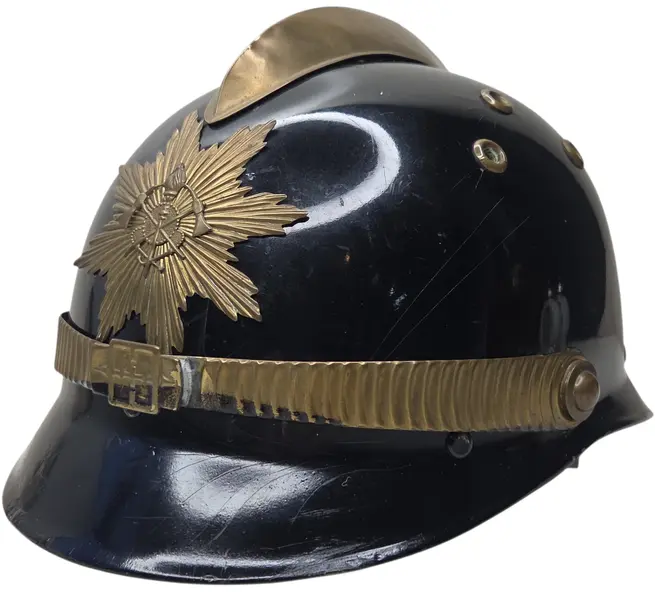 Foto de um(a) Antigo Capacete De Bombeiro Anos 60, da categoria de Outros colecionáveis. Uma verdadeira viagem no tempo! Peça histórica da década de 1960.Vendo capacete de bombeiro original dos anos 60. Uma peça... Vendido no marketplace Trésors.