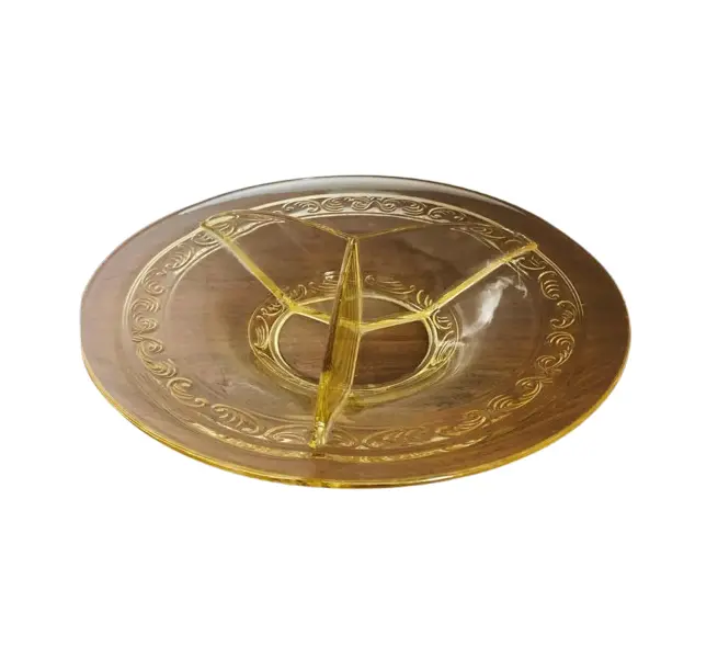Foto de um(a) Antiga Rara Petisqueira Art Deco Cristal Francês Amarelo, da categoria de Travessas e tigelas. Linda peça e raro modelo, em cristal francês, período Art Deco, década de 1930. Impecável!! Altura 8cmDiâmetro 29cm. Vendido no marketplace Trésors.