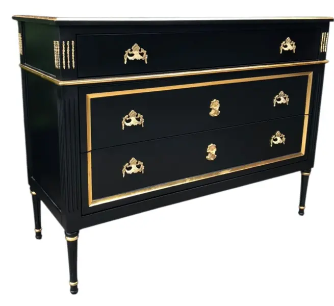 Foto de um(a) Cômoda Clássica com 3 Gavetas, Bronze e Detalhes Dourados, da categoria de Cômodas e Sapateira. Mostrado de uma perspectiva diferente. Vendido no marketplace Trésors.