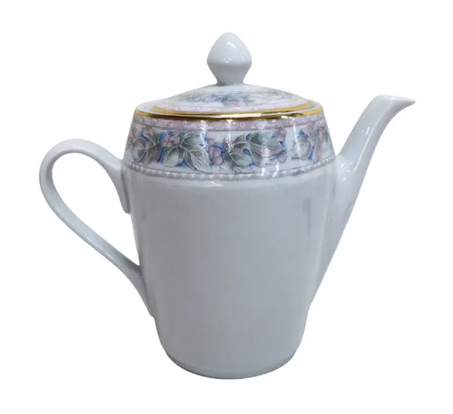 Foto de um(a) Conjunto para servir porcelana Germer, da categoria de Conjuntos de café e chá. Remanescente de 5 peças para chá e café da manufatura GERMER MADE IN BRAZIL, com decoração floral em policromia e filetes... Mostrado de uma perspectiva diferente. Vendido no marketplace Trésors.