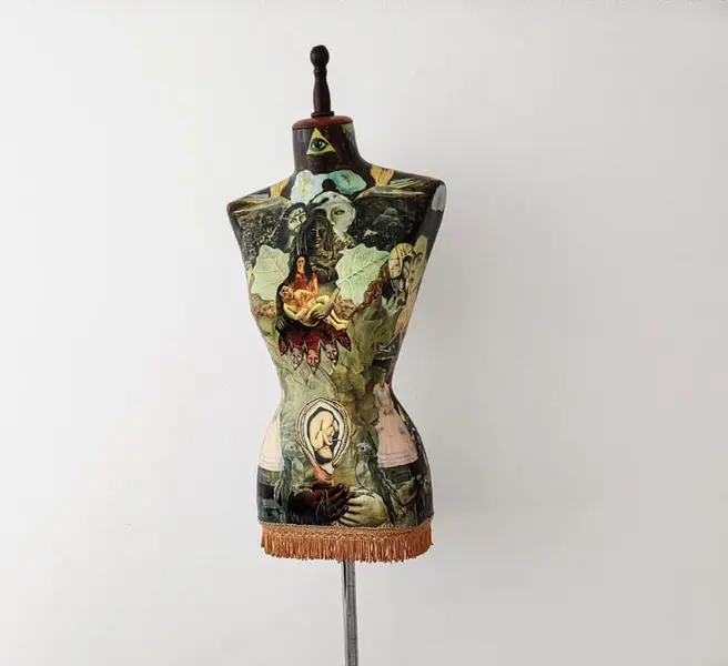 Foto de um(a) Manequim Frida Kahlo, por Marcelus Ribas, da categoria de Outros objetos decorativos. Manequim antigo feito em resina e pé de madeira e metal cromado, customizado com decoupage das obras da artista mexicana... Mostrado de uma perspectiva diferente. Vendido no marketplace Trésors.
