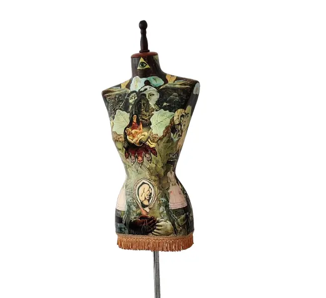 Foto de um(a) Manequim Frida Kahlo, por Marcelus Ribas, da categoria de Outros objetos decorativos. Manequim antigo feito em resina e pé de madeira e metal cromado, customizado com decoupage das obras da artista mexicana... Vendido no marketplace Trésors.