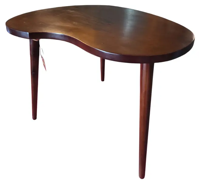 Foto de um(a) Mesa de Centro em Imbuia com Pés Palito, da categoria de Mesas de centro. Autêntica mesa de centro vintage com marcante design orgânico, um verdadeiro ícone do mobiliário moderno brasileiro dos anos... Mostrado de uma perspectiva diferente. Vendido no marketplace Trésors.