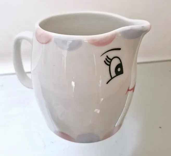 Foto de um(a) Lindíssimo jogo de chá A Bela e a Fera em porcelana, da categoria de Conjuntos de café e chá. Lindo jogo de chá 'A Bela e a Fera' em porcelana, rico em detalhes! Contém:- Bandeja- 2 Xícaras com pires- 1 Açucareiro- 1... Mostrado de uma perspectiva diferente. Vendido no marketplace Trésors.