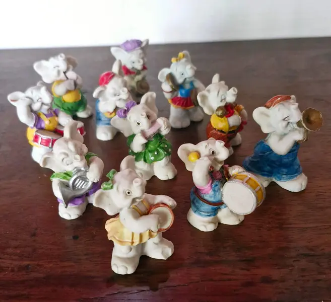 Foto de um(a) Rara Coleção de Elefantinhos Músicos, da categoria de Modelos e estatuetas. Raríssima coleção com 11 elefantinhos músicos, de 1994, todos em resina. Acompanha também 2 coelhinhos em resina. Medindo... Mostrado de uma perspectiva diferente. Vendido no marketplace Trésors.
