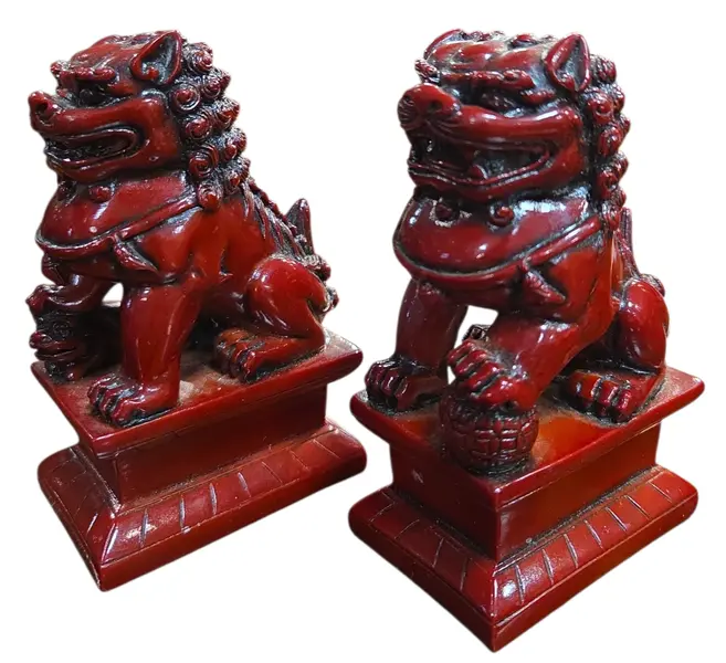 Foto de um(a) Par de Cães de Fó em Resina - Leões Guardiões Chineses, da categoria de Outros colecionáveis. Imponente par de Cães de Fo em tom vermelho profundo, emulando a tradicional técnica oriental de escultura em cinábrio.... Vendido no marketplace Trésors.