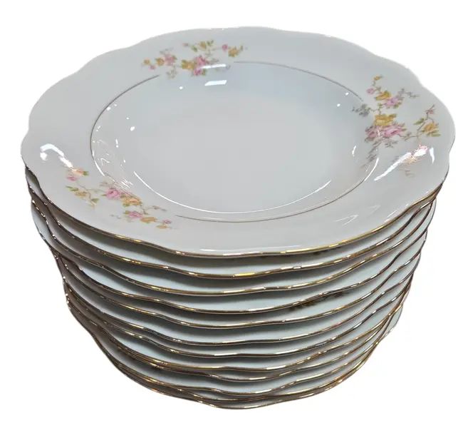 Foto de um(a) Raridade: Aparelho de Jantar Porcelana Renner (Porto Alegre) – 42 Peças – Floral com Filetes a Ouro, da categoria de Conjuntos de servir. Composição Completa (42 Peças): 12 Pratos Rasos 12 Pratos Fundos 12 Pratos de Sobremesa 01 Sopeira Grande com Tampa 03... Mostrado de uma perspectiva diferente. Vendido no marketplace Trésors.