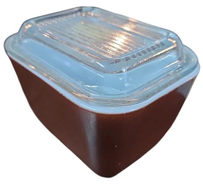 Foto de um(a) Mantegueira Pyrex USA Marrom com Tampa de Vidro, da categoria de Garrafas, potes e jarros. Pote utilitário vintage original da marca Pyrex, fabricado nos Estados Unidos. Este modelo faz parte da icônica coleção... Mostrado de uma perspectiva diferente. Vendido no marketplace Trésors.