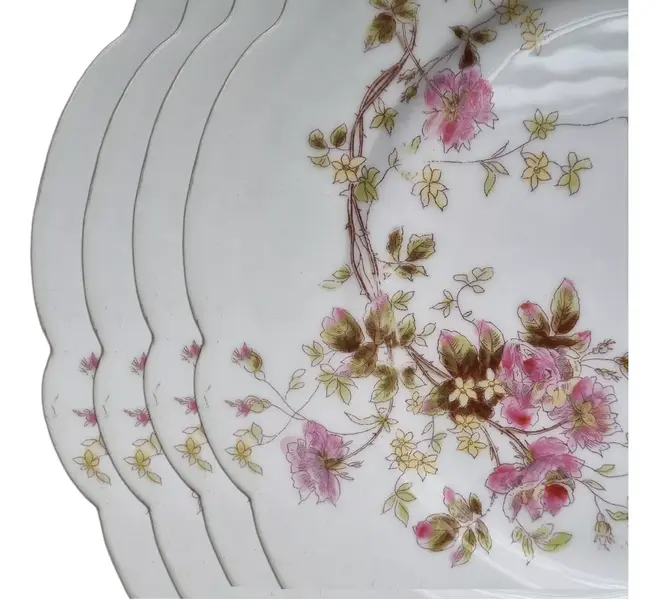 Foto de um(a) Antiguidade prato de sobremesa em porcelana Limoges, da categoria de Pratos. Prato para sobremesa em fina porcelana francesa Limoges com rica decoração floral.21,5 cm de diâmetroFrança século XIX. Mostrado de uma perspectiva diferente. Vendido no marketplace Trésors.
