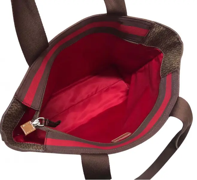 Foto de um(a) Bolsa VICTOR HUGO, ORIGINAL ( B08K 07), da categoria de Outros objetos decorativos. ACESSÓRIOS FEMININOS- Bolsa da renomada grife VICTOR HUGO, ORIGINAL ( B08K 07). Apresenta faixa em tecido na tonalidade... Mostrado de uma perspectiva diferente. Vendido no marketplace Trésors.