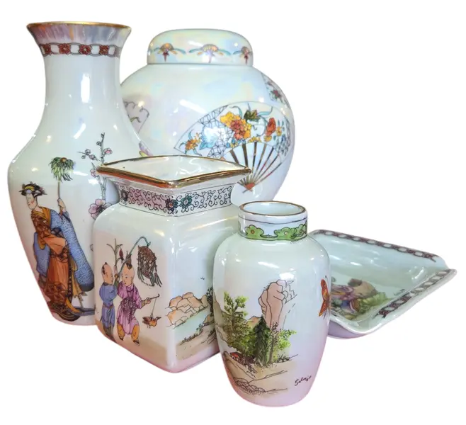 Foto de um(a) Conjunto 5 Peças Porcelana Oriental esmaltada - Assinadas e Datadas (1988), da categoria de Vasos. Exclusivo conjunto decorativo composto por 5 peças em porcelana oriental, apresentando um sofisticado acabamento acetinado... Vendido no marketplace Trésors.