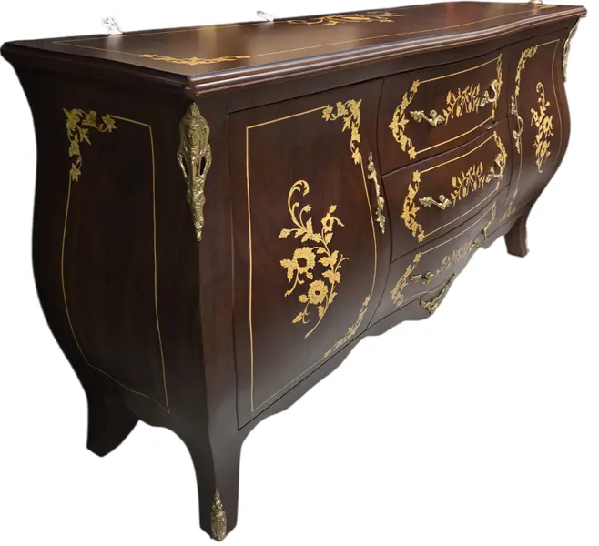 Foto de um(a) Balcão Buffet Bombê Antigo em Madeira Nobre com Marchetaria e Bronze, da categoria de Aparadores e Buffet. Excepcional Balcão Buffet Bombê com Rica Marchetaria e Bronze Uma obra-prima do mobiliário clássico, este balcão buffet une... Mostrado de uma perspectiva diferente. Vendido no marketplace Trésors.