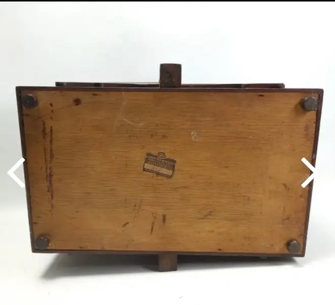 Foto de um(a) CAIXA DE COSTURA ANTIGA EM MADEIRA NOBRE – PEÇA DE LUXO • RARO & COLECIONÁVEL, da categoria de Cestos e Caixas. Caixa (originalmente) de costura em madeira acabamento clássico marchetaria floral artesanal na tampa modelo sanfona... Mostrado de uma perspectiva diferente. Vendido no marketplace Trésors.