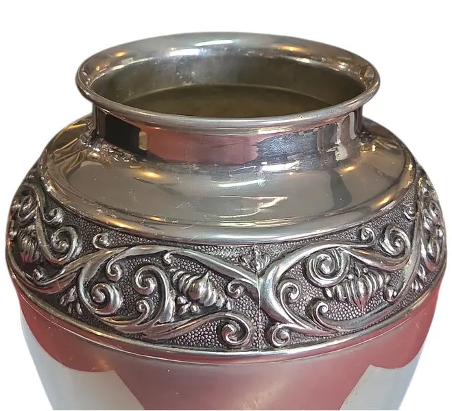 Foto de um(a) Vaso Artístico de Coleção – Banho de Prata 90 com Ornamentação em Relevo, da categoria de Vasos. Esta peça é um exemplar magnífico de prataria decorativa, apresentando um banho de Prata 90 de alta qualidade que confere um... Mostrado de uma perspectiva diferente. Vendido no marketplace Trésors.